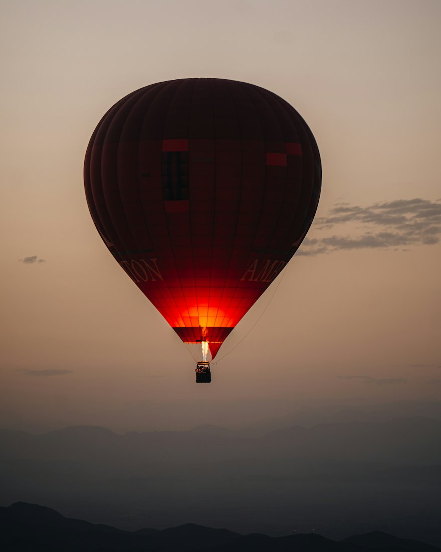 Une montgolfière illuminée au lever du soleil