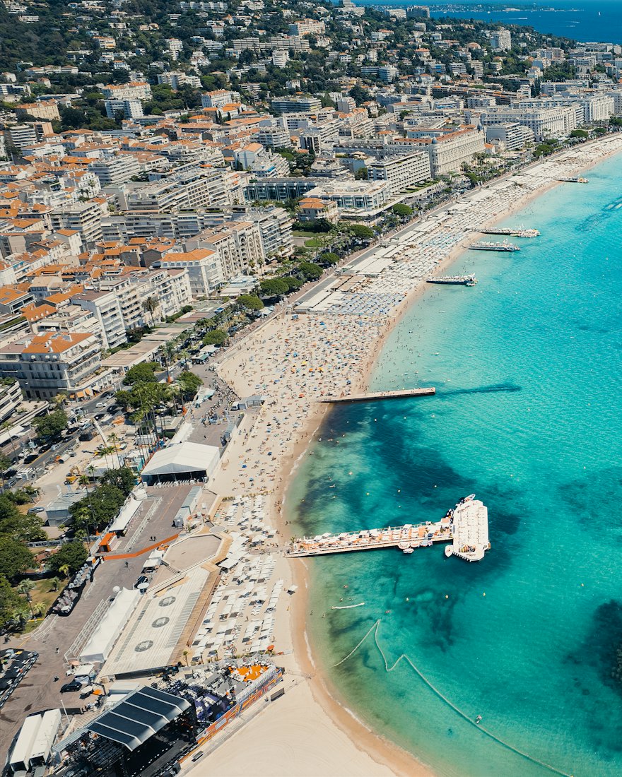 Vue aérienne d’eaux turquoise le long d’une plage
