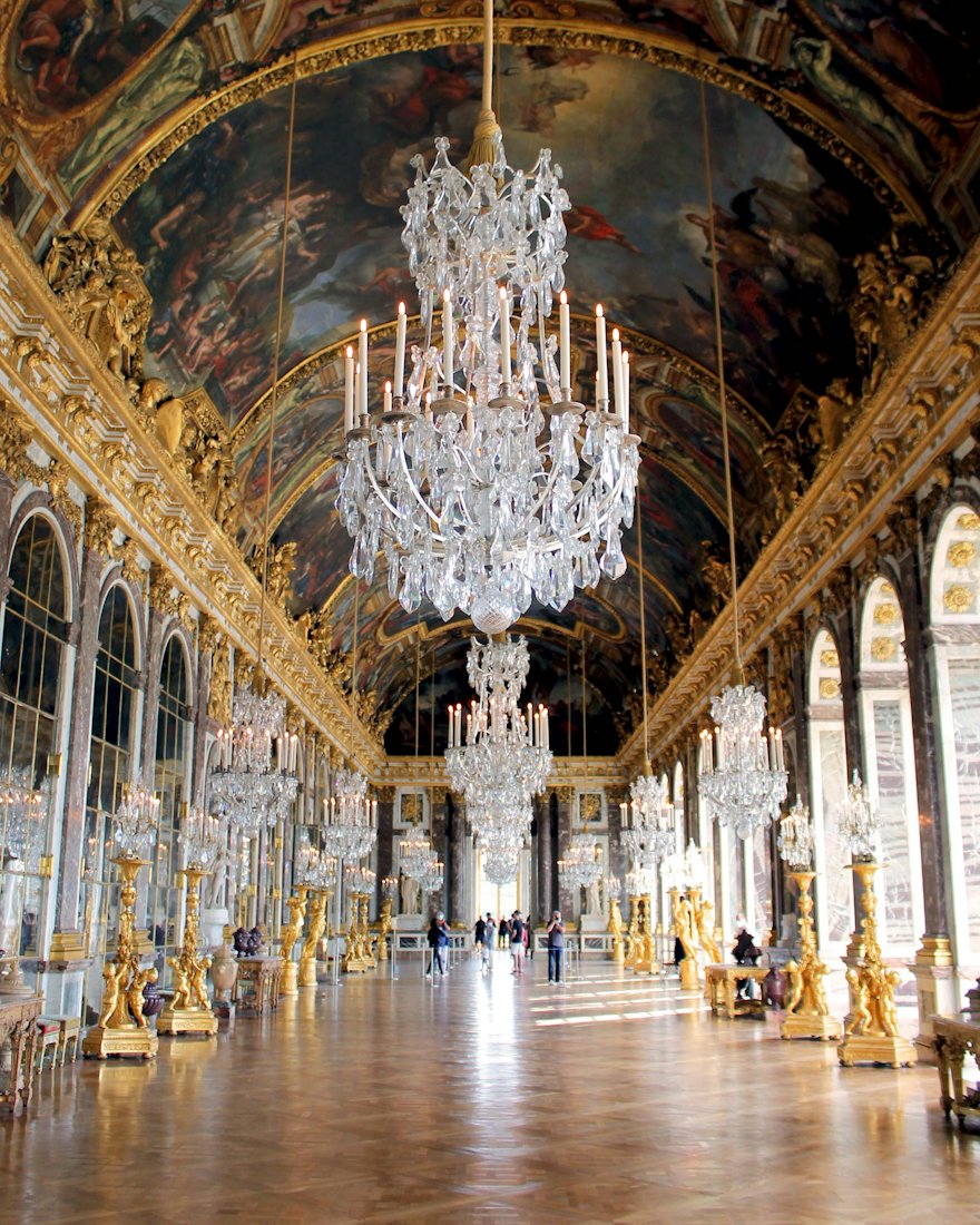 Une salle dorée aux lustres de cristal