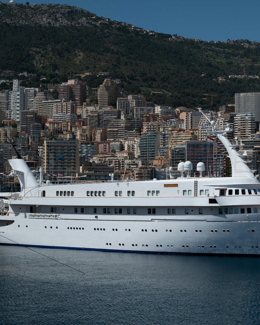 Un grand yacht amarré dans un port