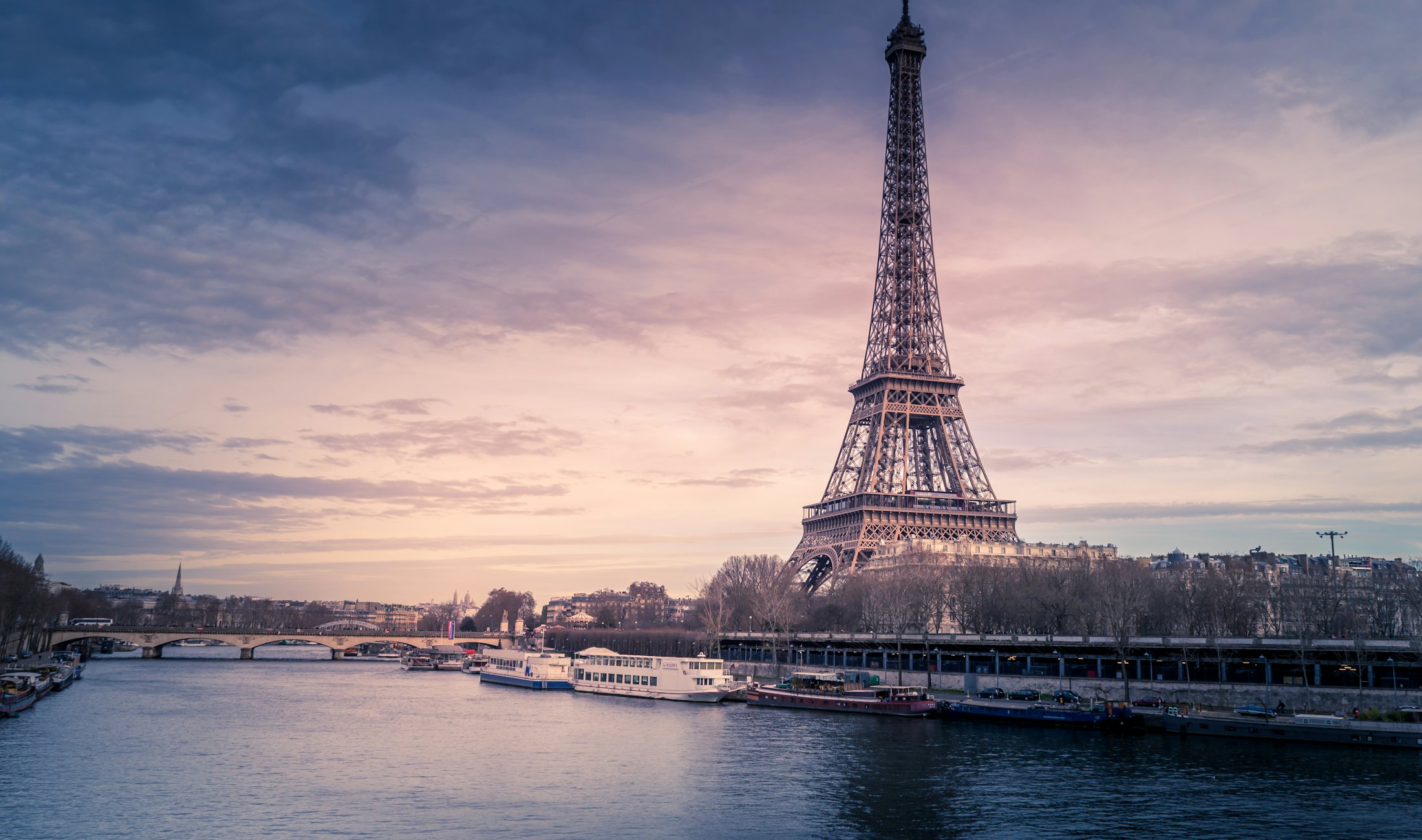 La tour Eiffel surplombant la Seine au crépuscule