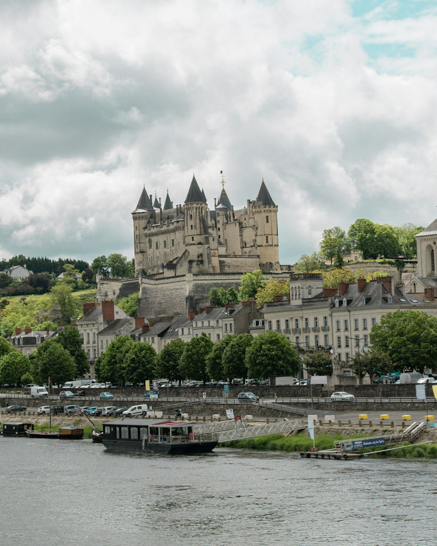 Un château sur une colline dominant la Loire