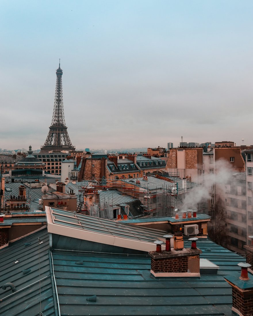 La tour Eiffel au-dessus des toits de Paris