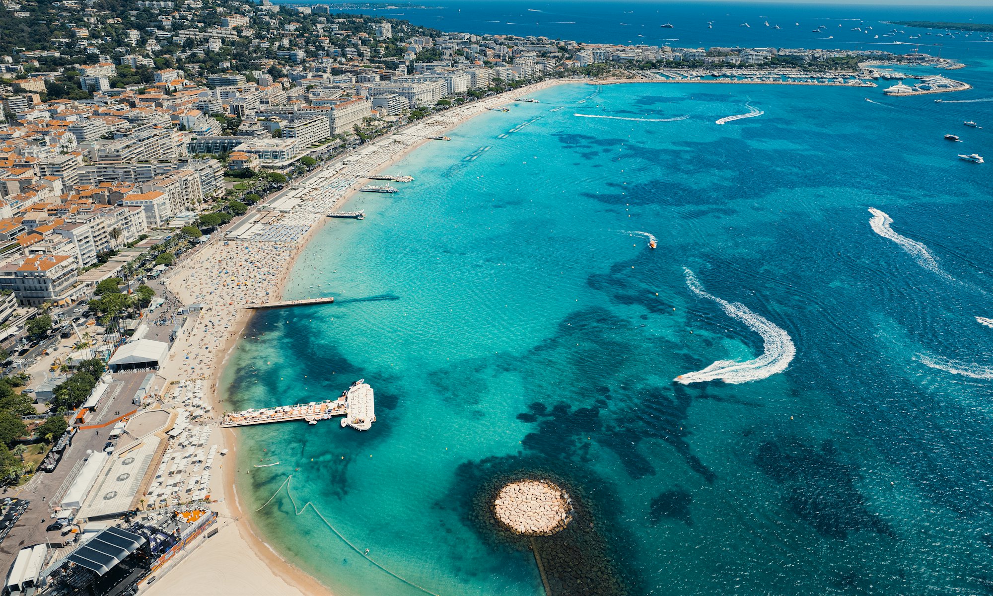 Eaux turquoise le long d’une plage près de Cannes
