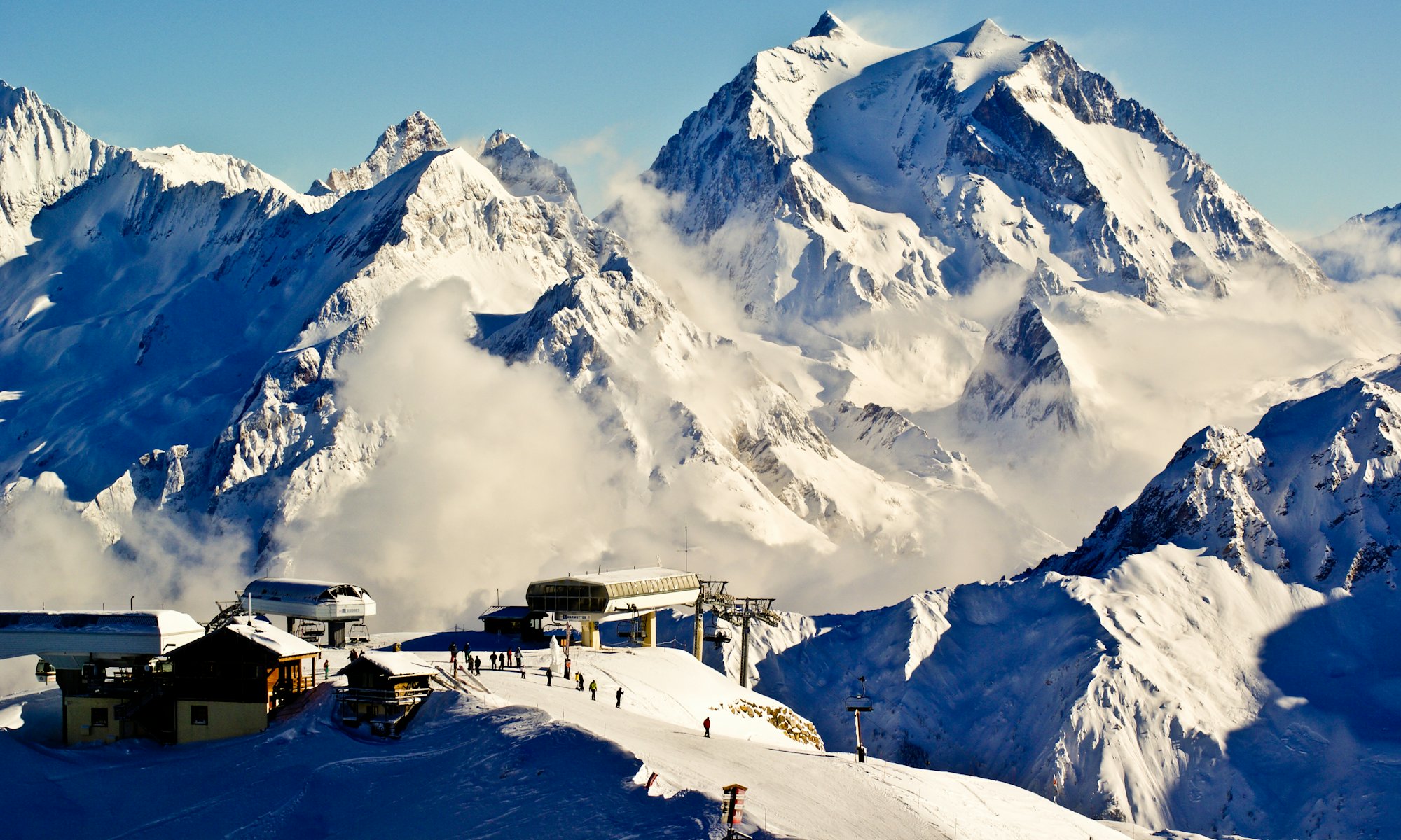 Sommets alpins enneigés au-dessus de Courchevel